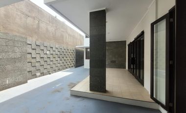 2 Lantai Terawat Strategis Rumah di Graha Family blok U