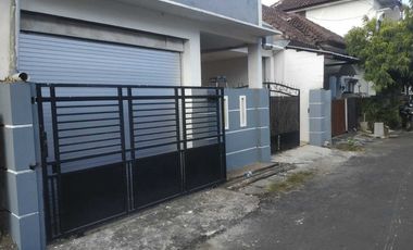Rumah di dekat RS Biomedika Pagutan
