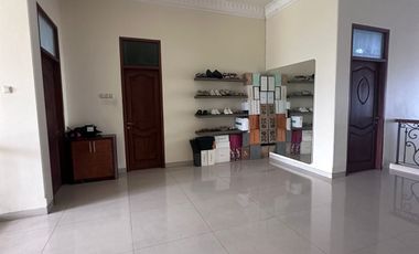 Sewa Rumah Pakuwon Indah Full Furnished Murah Depan Mall Kamar 4