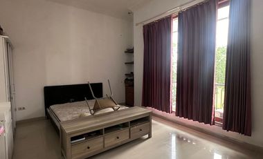 Sewa Rumah Pakuwon Indah Full Furnished Murah Depan Mall Kamar 4