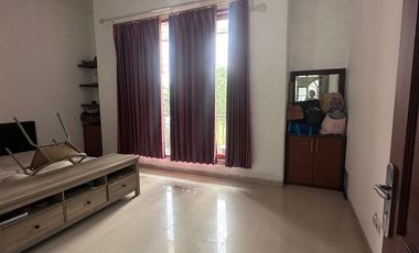 Sewa Rumah Pakuwon Indah Full Furnished Murah Depan Mall Kamar 4