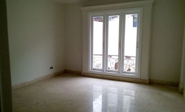 Rumah Baru 3 Lt. dijual Murah ada Kolam Renang, Jatinegara, JakTim,SHM