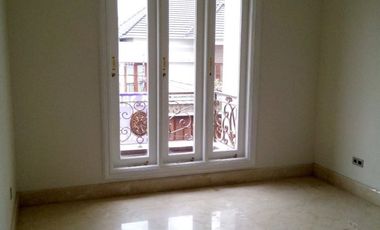 Rumah Baru 3 Lt. dijual Murah ada Kolam Renang, Jatinegara, JakTim,SHM
