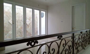 Rumah Baru 3 Lt. dijual Murah ada Kolam Renang, Jatinegara, JakTim,SHM