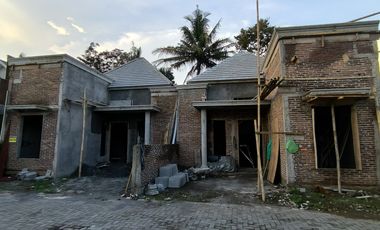Rumah Baru Klasik Modern One Gate Sistem Barat RSA UGM