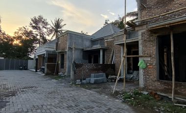 Rumah Baru Klasik Modern One Gate Sistem Barat RSA UGM