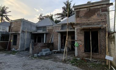 Rumah Baru Klasik Modern One Gate Sistem Barat RSA UGM