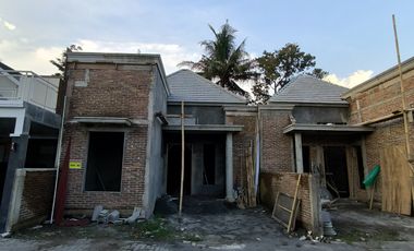 Rumah Baru Klasik Modern One Gate Sistem Barat RSA UGM