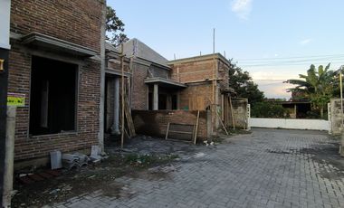 Rumah Baru Klasik Modern One Gate Sistem Barat RSA UGM