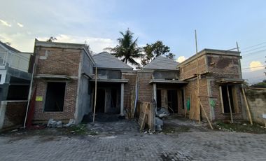 Rumah Baru Klasik Modern One Gate Sistem Barat RSA UGM