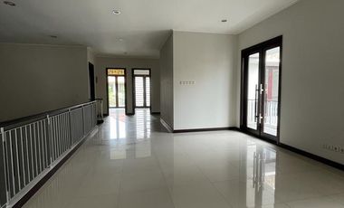 Kondisi Terawat Bangunan 2 Lantai Rumah di Graha Family blok U