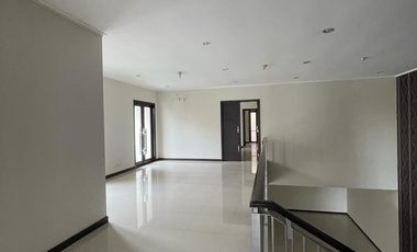 Kondisi Terawat Bangunan 2 Lantai Rumah di Graha Family blok U