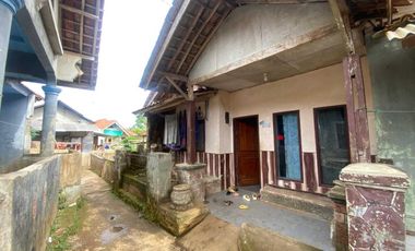 Rumah Ada Halaman di Belakang Daerah Bojong Purwakarta Dijual Murah