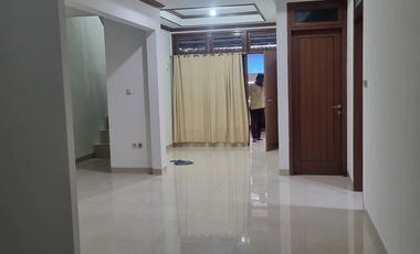 Disewakan Cepat Rumah 1,5 Lantai Kosambi Baru