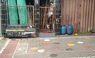 Hitung Tanah ! Rumah 2 Lantai di Perumnas Karawaci, Strategis, Ramai