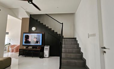 RUMAH MEWAH 2 LANTAI LUAS  di TENGH KOTA BEKASII