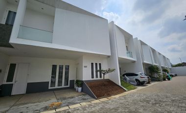RUMAH MEWAH 2 LANTAI LUAS  di TENGH KOTA BEKASII