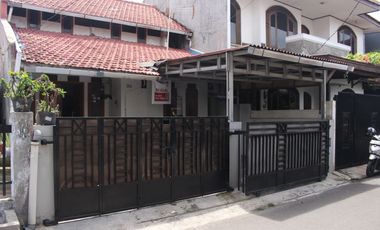 Rumah 2 Lt SHM Akses Mudah ke Gerbang Tol Cawang Harga Nego J-18760