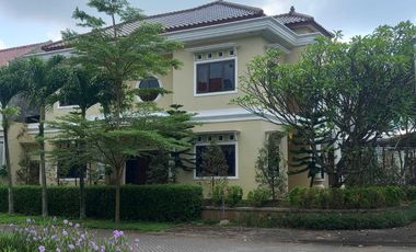 Rumah 2 Lt Exclusive posisi Hook di Graha Taman Bunga, BSB Mijen