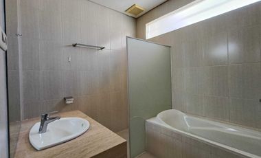 Disewakan rumah minimalis terawat semi furnished dekat g walk citralan