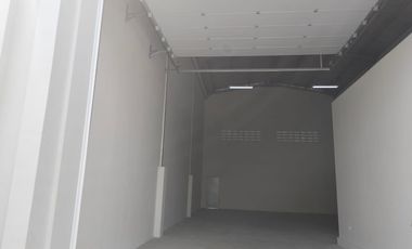 GUDANG LUAS LONASI DI PINGGIR JALAN PROPINSI