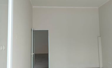 GUDANG LUAS LONASI DI PINGGIR JALAN PROPINSI