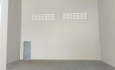 GUDANG LUAS LONASI DI PINGGIR JALAN PROPINSI