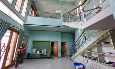 Kantor dan Rumah ada Kolam Renang dekat SMKN 1 Depok