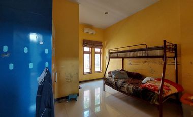 Kantor dan Rumah ada Kolam Renang dekat SMKN 1 Depok