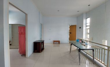 Kantor dan Rumah ada Kolam Renang dekat SMKN 1 Depok