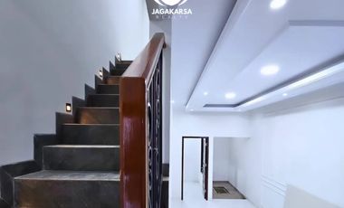 dijual rumah baru di Jagakarsa siap huni ada rooftopnya