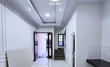 dijual rumah baru di Jagakarsa siap huni ada rooftopnya