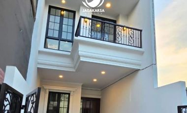 dijual rumah baru di Jagakarsa siap huni ada rooftopnya