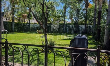 Quinta Santa María: Moderna casa con recámara en planta baja y un gran jardín.