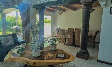 Quinta Santa María: Moderna casa con recámara en planta baja y un gran jardín.