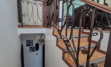 Quinta Santa María: Moderna casa con recámara en planta baja y un gran jardín.
