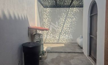 Quinta Santa María: Moderna casa con recámara en planta baja y un gran jardín.