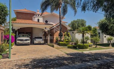 Quinta Santa María: Moderna casa con recámara en planta baja y un gran jardín.