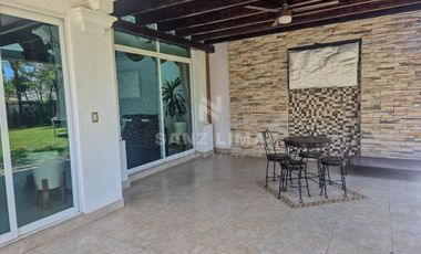 Quinta Santa María: Moderna casa con recámara en planta baja y un gran jardín.
