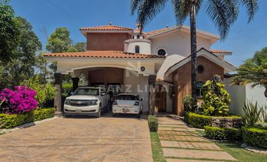 Quinta Santa María: Moderna casa con recámara en planta baja y un gran jardín.