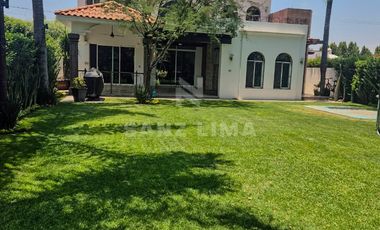 Quinta Santa María: Moderna casa con recámara en planta baja y un gran jardín.