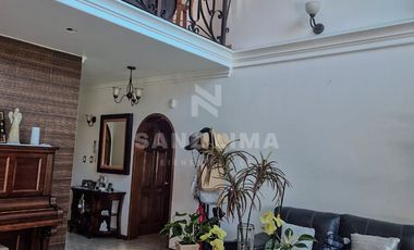 Quinta Santa María: Moderna casa con recámara en planta baja y un gran jardín.