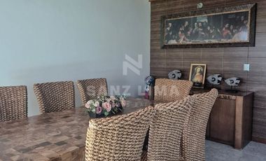Quinta Santa María: Moderna casa con recámara en planta baja y un gran jardín.