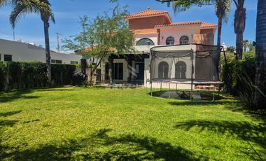 Quinta Santa María: Moderna casa con recámara en planta baja y un gran jardín.