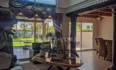 Quinta Santa María: Moderna casa con recámara en planta baja y un gran jardín.