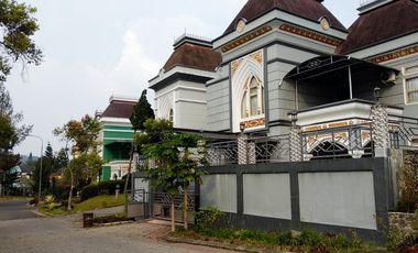 Villa Mewah 2 Lantai di Villa Kota Bunga Full Furnished