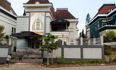 Villa Mewah 2 Lantai di Villa Kota Bunga Full Furnished
