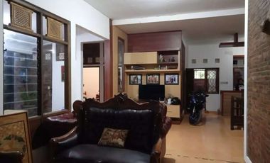 Rumah Asri Model Etnik Dekat Sekolah Budi Mulia