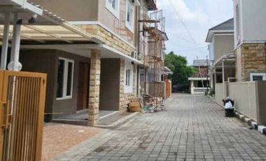 DIJUAL RUMAH 2 LANTAI SIAP HUNI