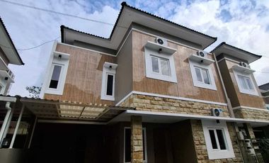 DIJUAL RUMAH 2 LANTAI SIAP HUNI
